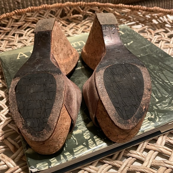 Gorgeous backless Bronze Wedge Sandals open toe  Sz 8 Diane von Furstenberg DVF - Picture 3 of 9